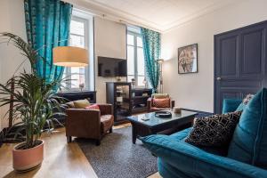 瓦朗斯VILLA RENEE的客厅配有蓝色的沙发和椅子