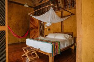 RincónDos Aguas Lodge的一间卧室配有一张带吊床的床。