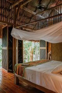 RincónDos Aguas Lodge的一间带床的卧室,位于带窗户的房间内