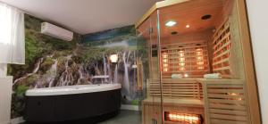 耶泽尔采Plitvice Inn的带浴缸和瀑布壁画的浴室