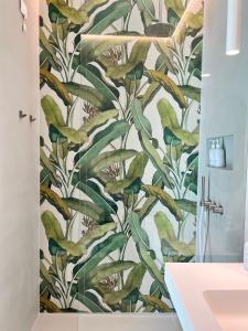 利多迪费尔莫CinziaHome Boutique B&B的浴室拥有绿色和白色的壁纸
