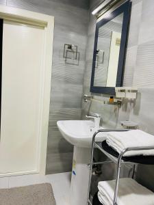 撒马尔罕Yas Apartment的一间带水槽和镜子的浴室