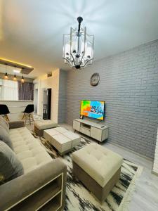 撒马尔罕Yas Apartment的带沙发和电视的客厅