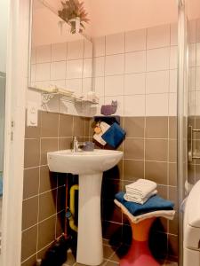 莫雷卢安河Atelier d'Art - vue panoramique的一间带水槽和淋浴的浴室