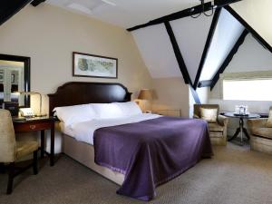 伍德斯托克麦克唐纳德大熊酒店的卧室配有一张床、一张桌子和椅子