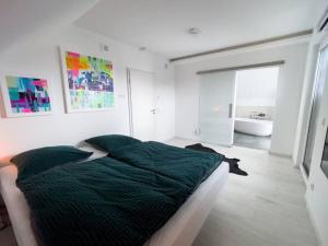 下卡瑟尔Villa Dreamy Vibes mit Privatem Pool & Rheinblick的一间带大床的卧室和一间浴室