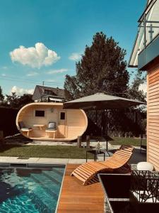 下卡瑟尔Villa Dreamy Vibes mit Privatem Pool & Rheinblick的一只带雨伞的小船,在房子旁边