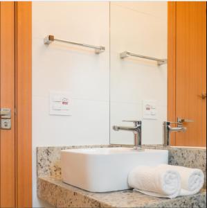 萨利诺波利斯Salinas Exclusive Resort的浴室设有白色水槽和镜子