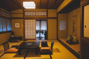 神户有马温泉陶泉御所坊酒店的客房设有桌椅和窗户。