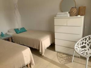 Dorp Sint MichielPrachtig 4 pers. appartement gelegen op Blue Bay!的一间卧室配有一张床、梳妆台和椅子