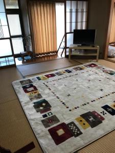 Hutami民泊　二見のおうち的客厅地板上的大地毯