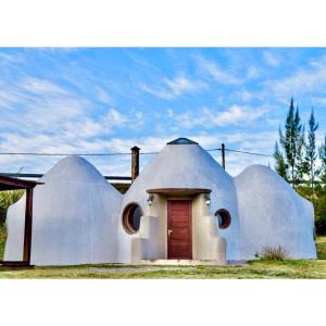 米纳斯Valle de Domos - Minas的白色圆顶房屋,设有红色门