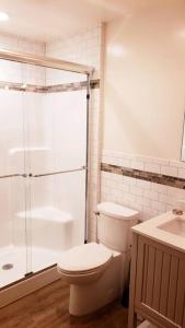 乔治城Clear Creek Inn的浴室配有卫生间、淋浴和盥洗盆。