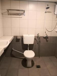 古晋G Star Motel的浴室配有卫生间、盥洗盆和淋浴。