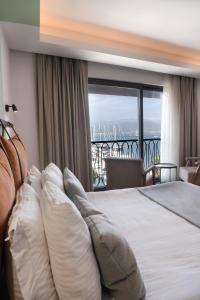 费特希耶La Farine Hotel的一间卧室设有一张床,享有海景