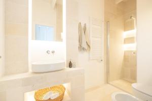 维耶斯泰Tra Cielo e Mare的白色的浴室设有水槽和淋浴。