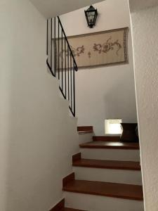 马拉泰亚La dimora di Adelaide的房屋内有一条带棕色和白色楼梯的楼梯