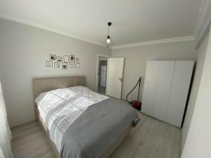 达拉曼CeylanHouse-2的一间白色客房内的床铺卧室