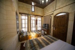 尚勒乌尔法Hayatlı Konak的一间卧室配有一张床和一扇木门