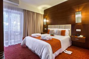 法蒂玛阿文尼达法蒂玛酒店的酒店客房带一张大床,带毛巾