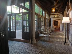 萨莫拉Hosteria Real de Zamora的客房设有桌椅和窗户。