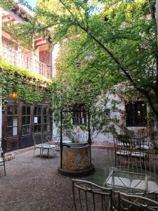 萨莫拉Hosteria Real de Zamora的庭院配有桌椅和一棵树