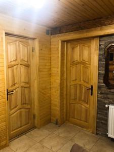 塔塔里夫Зимова казка的房屋内带两扇木门的房间