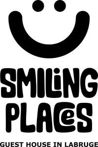 拉布鲁吉Smiling Places - Guest House in Labruge的带有胡子的标志和笑的旅馆
