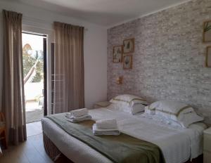 阿尔布费拉ExcelStay - Balaia的一间卧室设有一张大床和砖墙