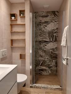 阿尔布费拉ExcelStay - Balaia的带淋浴的浴室和玻璃门