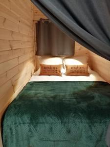 阿夫朗什Le Domaine de Pivette Chambre climatisée et insolite avec terrasse privative的一间卧室配有一张带天蓬的床和两个枕头