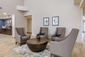 Comfort Suites near Birkdale Village- Huntersville的休息区