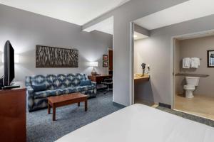 Comfort Suites near Birkdale Village- Huntersville客房内的一张或多张床位