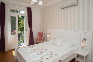 比于卡达森纳尔康纳克精品酒店的白色的卧室设有床和窗户