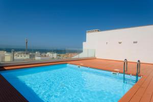 塔里法Tarifa Twins Apartamento de lujo con Piscina y wifi的建筑物屋顶上的游泳池