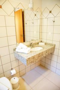阿瓜斯迪林多亚绿山旅馆的一间带水槽和镜子的浴室