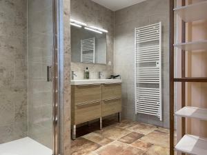 维莱科特雷圣雷米度假屋的带淋浴和盥洗盆的浴室