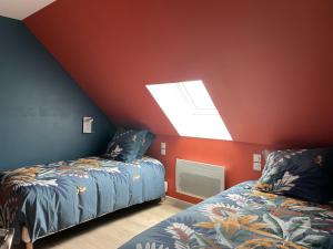 维莱科特雷圣雷米度假屋的阁楼间设有两张床和天窗