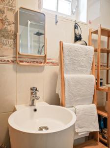 阿姆斯特丹Studio with sauna的浴室配有盥洗盆、镜子和毛巾