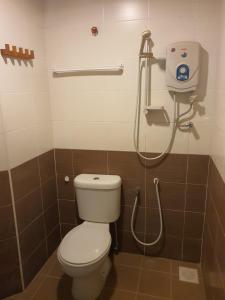 马六甲AVARIA BOUTIQUE HOTEL的一间带卫生间和淋浴的浴室