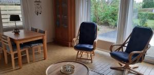 劳雷尔苏格Robbenoort 45的客厅配有两把椅子、一张桌子和一扇窗户