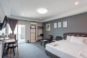 莱卡邦Cozzi by Grand Airport Resort的一间卧室配有一张床、一张书桌和一张书桌