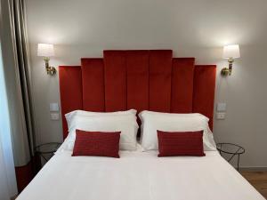 佛罗伦萨Corte dei Sogni Boutique Hotel & spa的一张大白色的床,带两个红色枕头