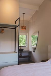 朱奎Øko Villa的一间卧室配有一张床和镜子