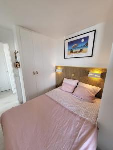 卡普戴尔Cap Monaco的一间卧室配有一张带粉色床单和枕头的床。