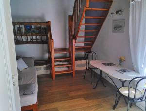孔东Le Clot de Meste Duran的小房间设有桌子和楼梯