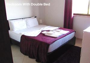 圣玛丽亚BCV Private 1 Bed Apartment Ground Floor Dunas Resort 6067的一张位于酒店客房的床铺,配有一张紫色床