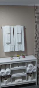 棕榈滩Lovely Cozy Keito的浴室的墙壁上挂着白色毛巾