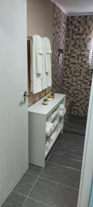 棕榈滩Lovely Cozy Keito的浴室设有白色水槽和镜子