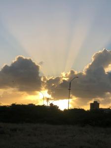 棕榈滩Lovely Cozy Keito的天上云彩的日落